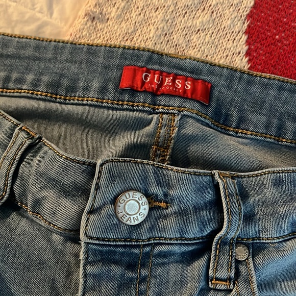 Guess light wash jeans - Picture 2 of 3